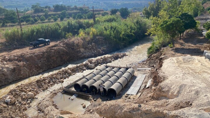 وزارة الأشغال باشرت تنفيذ عبارة مائية بديلة للجسر المدمّر في منطقة قاقعية الجسر