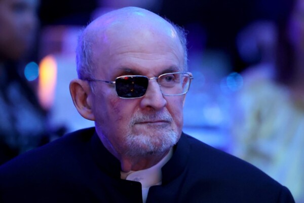 سلمان رشدي يدلي بشهادته في محاكمة جديدة لمهاجمه بتهمة الإرهاب