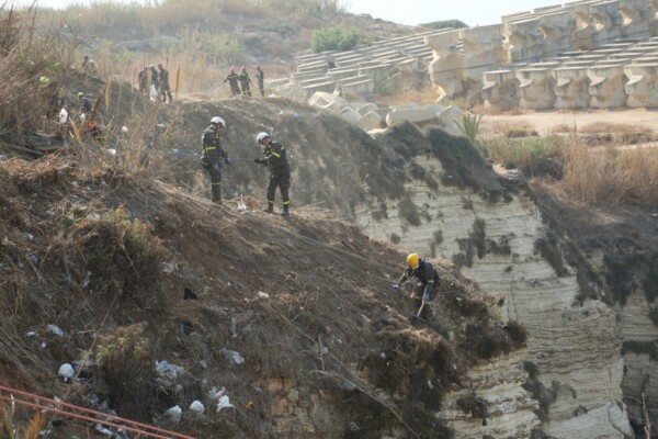 الدفاع المدني: تنظيف الشير الصخري في الروشة والشاطئ والمساحات المائية القريبة من الساحل