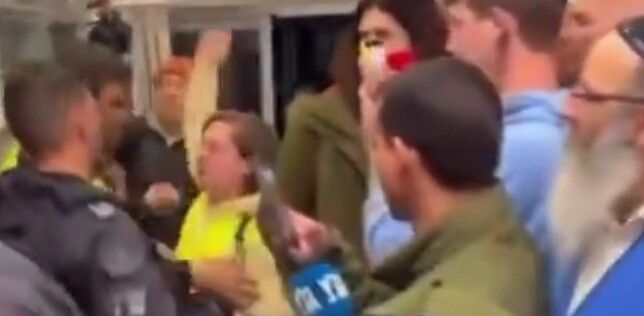 إسرائيلية هاجمت بن غفير خلال تفقده موقع سقوط الصاروخ الإيراني في عراد: "أنت المسؤول عن كل هذا الموت"