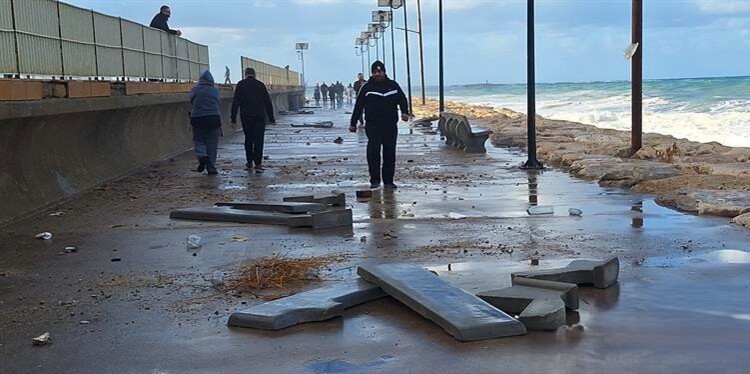 تحطُّم معظم المقاعد الإسمنتية في الواجهة البحرية لملعب صيدا بسبب ارتفاع الأمواج