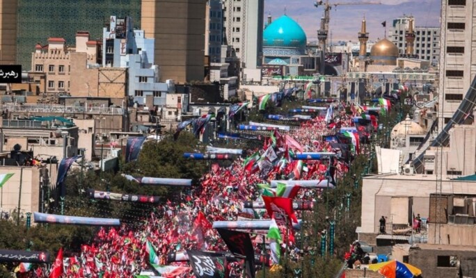 حشود مليونية تشارك في تشييع السيد خامنئي إلى مثواه الأخير في الحرم الرضوي بمدينة مشهد