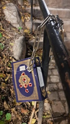 العثور على مصحف بسلاسل حديدة عليه طلقات رصاص أمام مسجد ستوكهولم الكبير في السويد