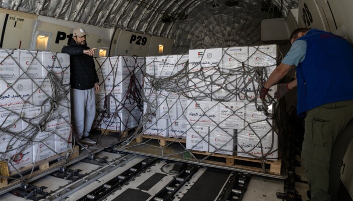 طائرة مساعدات إماراتية محملة بـ100 طن من المواد الغذائية وصلت إلى مصر لنقلها إلى غزة