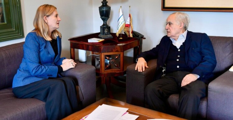 وزير الثقافة شكر لسفيرة النروج المساعدة المالية لشراء قصص وأدوات تلوين للأطفال النازحين