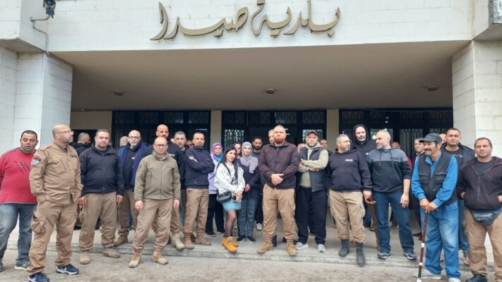 موظفو بلدية صيدا وعناصر شرطتها نظموا وقفة احتجاجًا على عدم دفع رواتبهم منذ شهرين