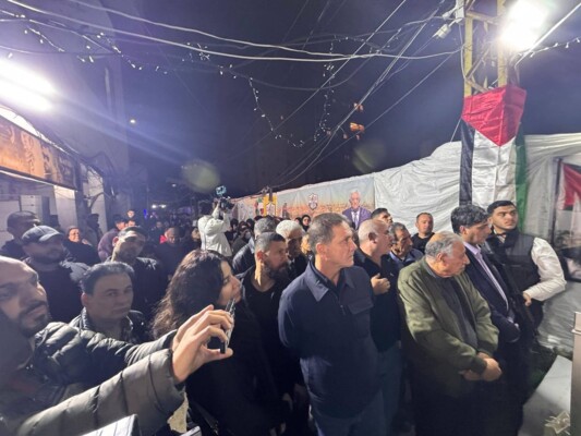 سفير فلسطين خلال إضاءة شجرة الميلاد في مخيم مار إلياس: سنواصل العمل من أجل السلام العادل والشامل