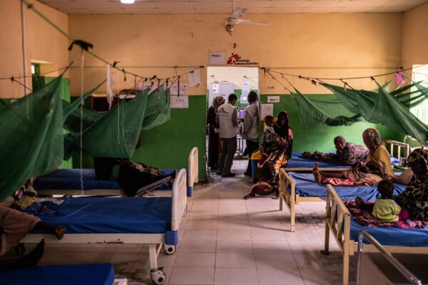 "أطباء بلا حدود": خفض المساعدات يجبر على إغلاق جماعي لعيادات في أنحاء السودان ما يترك الملايين دون رعاية صحية