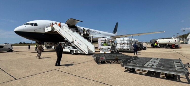 طائرة مساعدات طبية وإغاثية وغذائية مقدّمة من منظمات كنسية أميركية وصلت إلى مطار بيروت