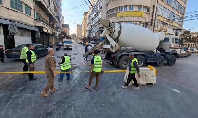 بلدية صيدا أغلقت الحفر في شوارع السوق التجاري بالباطون استجابةً لطلب جمعية التجار