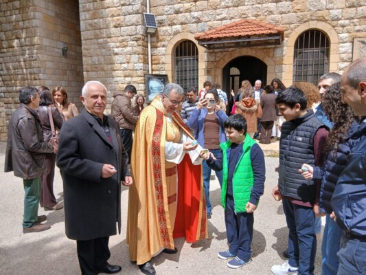 بعقليني في قداس عيد الفصح: فلندحرج الحجر الذي يعيق مسيرتنا الايمانية ولنؤمن بيسوع القائم من بين الاموات