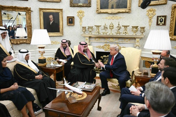 ولي العهد السعودي من البيت الابيض: سنرفع التزاماتنا بالاستثمار البالغة 600 مليار دولار إلى تريليون دولار مع أميركا