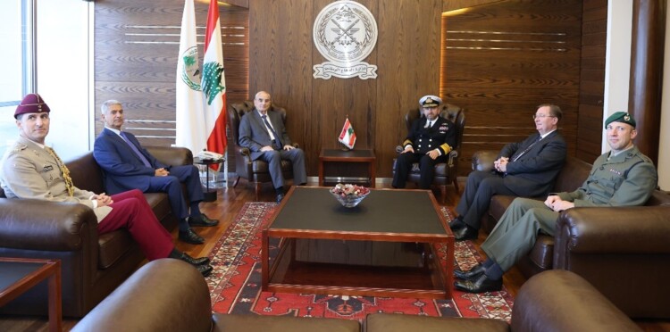 منسى عرض مع أدميرال بريطاني المستجدات بالمنطقة وتنفيذ خطة حصر السلاح واحتياجات الجيش