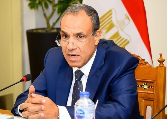 وزير الخارجية المصري يبحث مع أمير قطر خفض التصعيد بالمنطقة