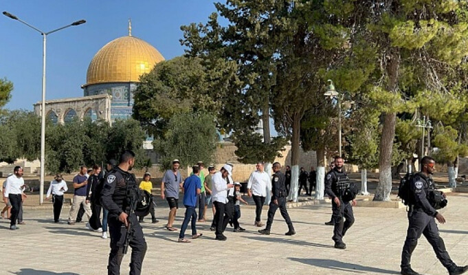 مستوطنون يقتحمون الأقصى بعد إعادة فتحه وسط تمديد ساعات الاقتحام