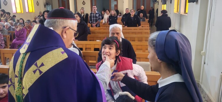 المطران العمار ترأس قداسا في مستشفى راهبات الصليب دير القمر بمناسبة اليوم العالمي للمريض