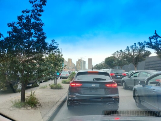 عدد من السائقين العموميين قطعوا الطريق عند جسر الرينغ احتجاجا على قرارات الحكومة بزيادة الضرائب