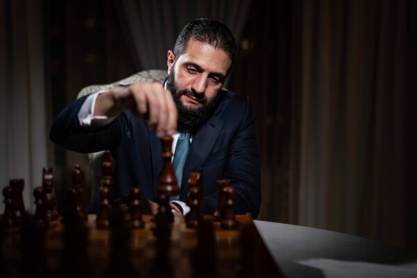 "واشنطن بوست" نشرت صورا للشرع أثناء لعبه الشطرنج داخل مقر إقامته بفندق "سانت ريجيس" في واشنطن