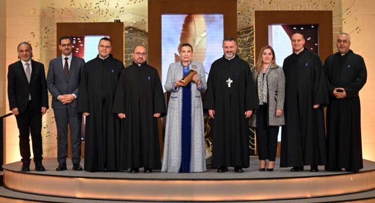 الجامعة الأنطونية منحت هدى الخميس جائزة الريشة الذهبية تقديرًا لإسهاماتها بقطاعَي الثقافة والفنون