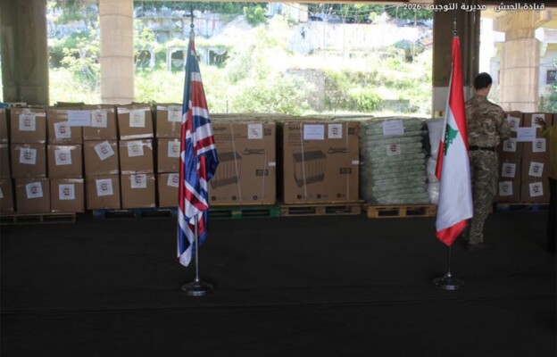 تسلّم هبة مقدّمة للجيش من السلطات البريطانية