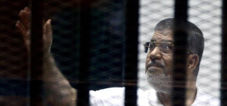 دفن مرسي من دون مراسم تشييع فجرا والصحافة منعت من حضور الدفن