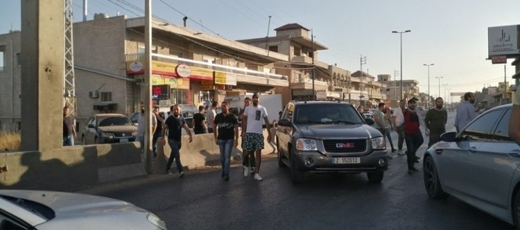 محتجون قطعوا طريق الفرزل احتجاجا على الاوضاع المعيشية الصعبة