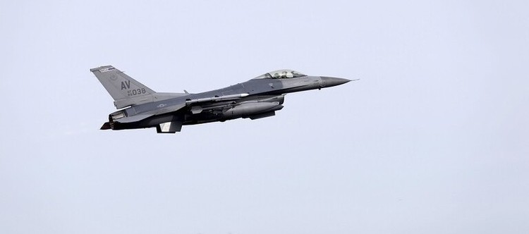 مقاتلة أميركية من طراز F16 تسقط قنبلة بالخطأ على اليابان