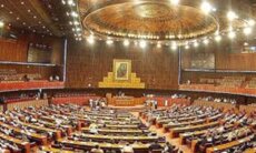 البرلمان الباكستاني أقرّ تعديلا دستوريا يمنح الرئيس وقائد الجيش الحالي حصانة مدى الحياة