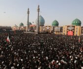 وصول المروحية التي تحمل جثمان الخامنئي وعائلته الى مسجد جمكران في مدينة قم
