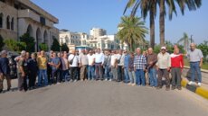 عمال بلدية الميناء والاتحاد العمالي في الشمال يقطعون الطريق أمام البلدية احتجاجًا على عدم صرف رواتبهم