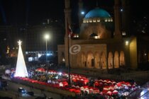 إضاءة شجرة الميلاد في ساحة الشهداء في بيروت باحتفال وترانيم ميلادية واستعراض مواكب ميلادية