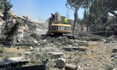 انتهاء عمليات رفع الأنقاض وسحب 5 جثامين من تحت مبنى استهدفته غارة إسرائيلية في كفررمان
