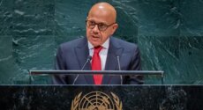 وزير خارجية البحرين: نرفض فرض أي نظام تصاريح أو رسوم على مرور السفن عبر مضيق هرمز