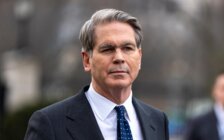 وزير الخزانة الأميركية: سنفرض عقوبات على من يتعامل مع شركات الطيران الإيرانية الخاضعة للعقوبات