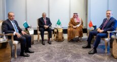 وزراء خارجية السعودية ومصر وتركيا وباكستان: للتكاتف لضمان سلامة الممرات في هرمز وباب المندب