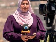 السلطات الإسرائيلية أفرج عن صحافية فلسطينية أميركية بعد أسبوعين من احتجازها