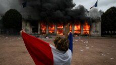 انطلاق المسيرة الاحتجاجية في باريس ومتظاهرون أضرموا النيران في مكتب السياحة في ليون