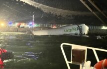 مقتل شخصين بحادث اصطدام طائرة شحن بمركبة أرضية وانحرافها عن مدرج في هونغ كونغ