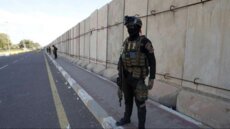 متظاهرون في بغداد يحاولون اقتحام المنطقة الخضراء حيث السفارة الأميركية