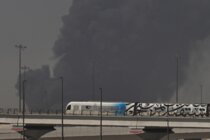 المكتب الإعلامي لدبي: إصابة شخصين إثر سقوط شظايا من مسيرات اعترضها الدفاع الجوي فوق منزلين في دبي