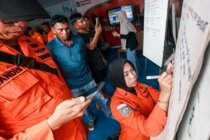 مقتل شخص على الأقل في غرق عبارة إندونيسية وإنقاذ 102 من الركاب