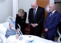 الرئيس عون والسيدة الأولى زارا الجريحة أماني بزي في مستشفى الجامعة الأميركية: اللبنانيون جميعًا يقفون إلى جانبها