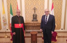 البطريرك ميناسيان يلتقي نواف سلام في روما