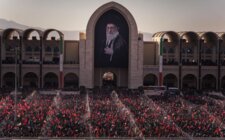 وكالة الأنباء الإيرانية: حشود غفيرة بمصلى الخميني في طهران استعداداً للصلاة على جثمان السيد علي خامنئي