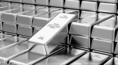 الفضة تصعد 1.2% في المعاملاتِ الفوريّة إلى 64.6 دولاراً للأونصة.
