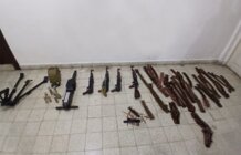 الجيش: توقيف مواطنَين لحيازتهما أسلحة وذخائر حربية وفلسطينيًّا لتعاطيه المخدرات وترويجها