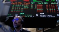 رويترز: تراجع العقود الآجلة لمؤشرات ستاندرد آند بورز بنسبة 1% وناسداك 1.9% وداو جونز 0.3%