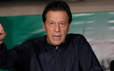 الحكم على رئيس وزراء باكستان السابق عمران خان وزوجته بالسجن 17 عامًا في قضية جديدة