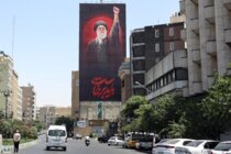 حشود غفيرة تتدفق إلى المصلى الخميني في طهران حيث يسجى نعش السيد خامنئي قبل بدء مراسم تشييعه