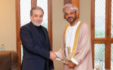 البوسعيدي وعراقجي بحثا بتطورات الملاحة بمضيق هرمز وأكدا أهمية مواصلة المباحثات